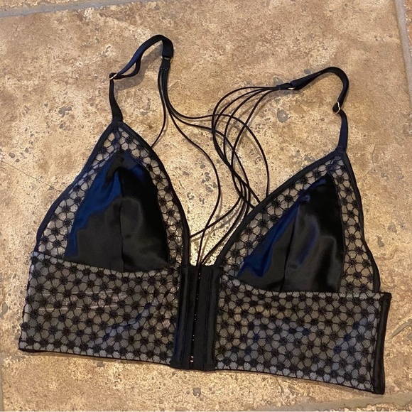 VICTORIA’S SECRET Black Triangle Satin Mesh Front Close Bralette Size Medium - Picture 1 of 8